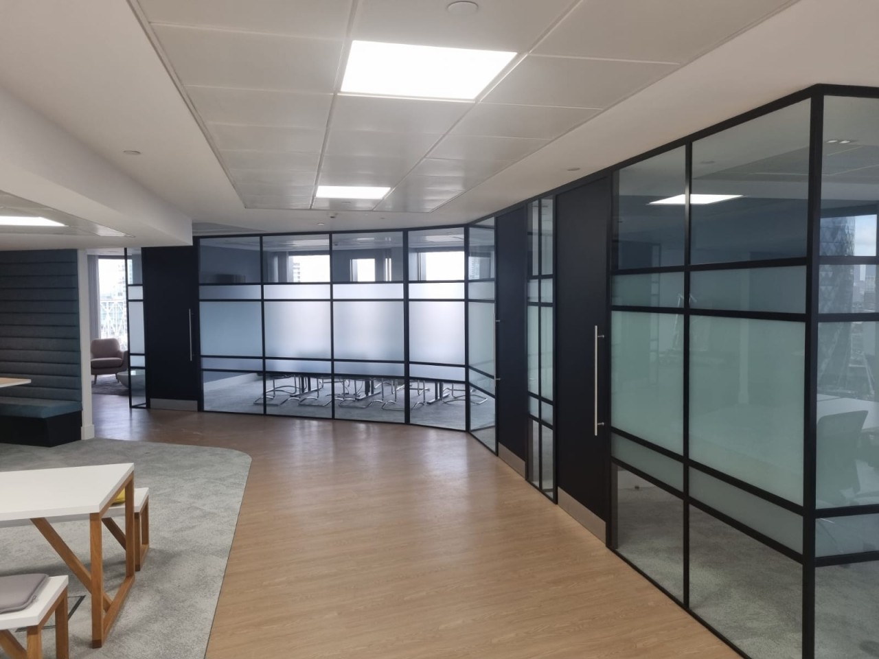 Seamless-Glass-Partition-Solutions-for-Offices-and-Buildings